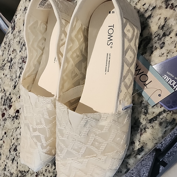 TOMS Women's Cream Slip-On Shoes - Picture 1 of 6